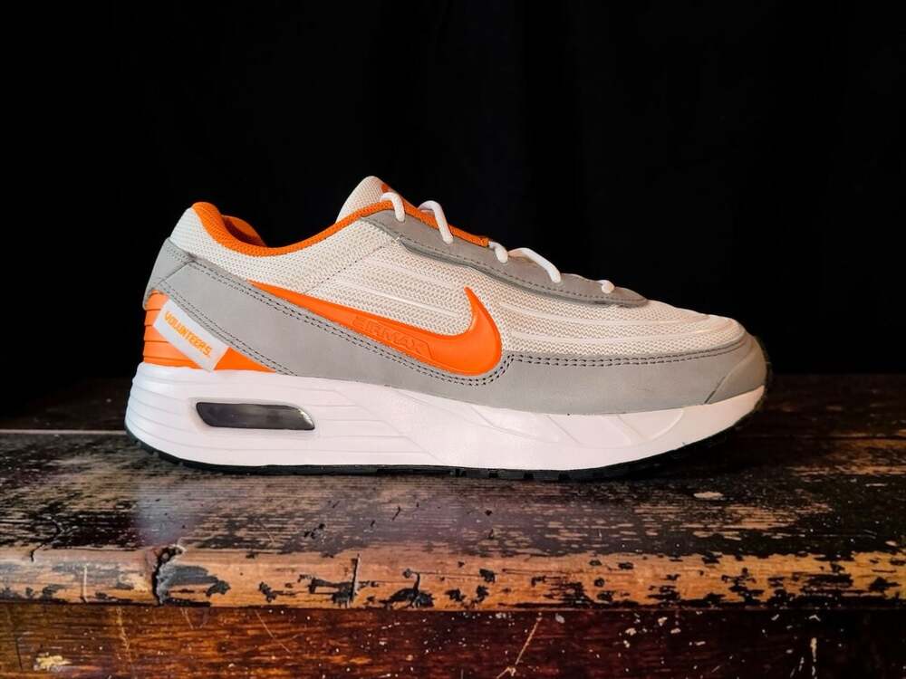 Nike Air Max Verse Tennessee Volunteers Sneakers IB3221-100